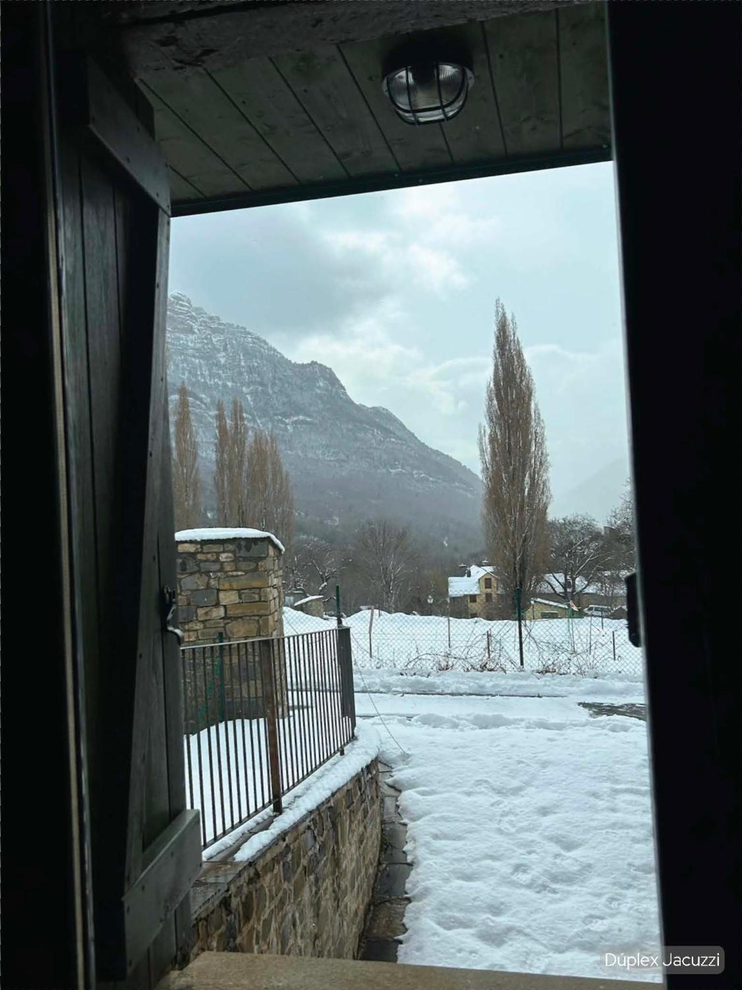 Apartamento ático-dúplex en Casa Rural Fundanal en Hoz de Jaca Exterior foto