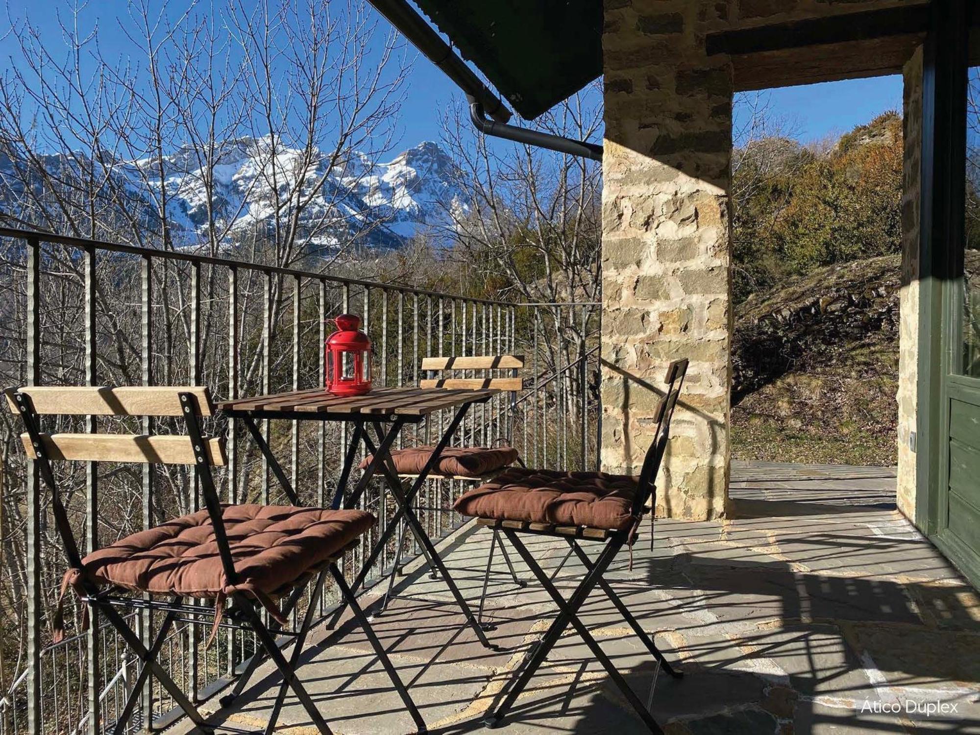 Apartamento ático-dúplex en Casa Rural Fundanal en Hoz de Jaca Exterior foto
